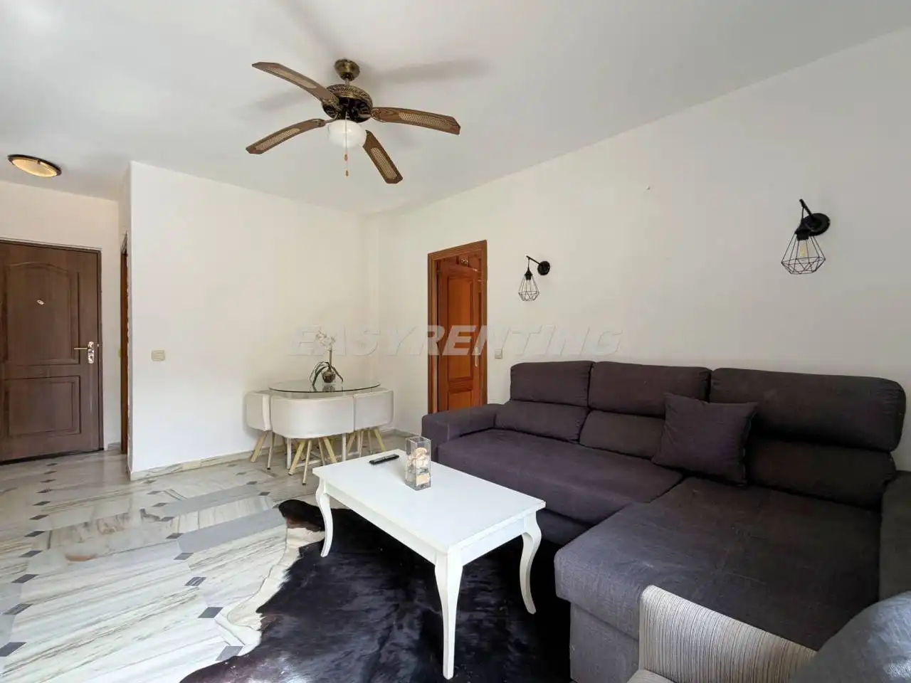 Sala d'estar de Apartament en venda en La Línea de la Concepción amb Terrassa, Traster i Moblat