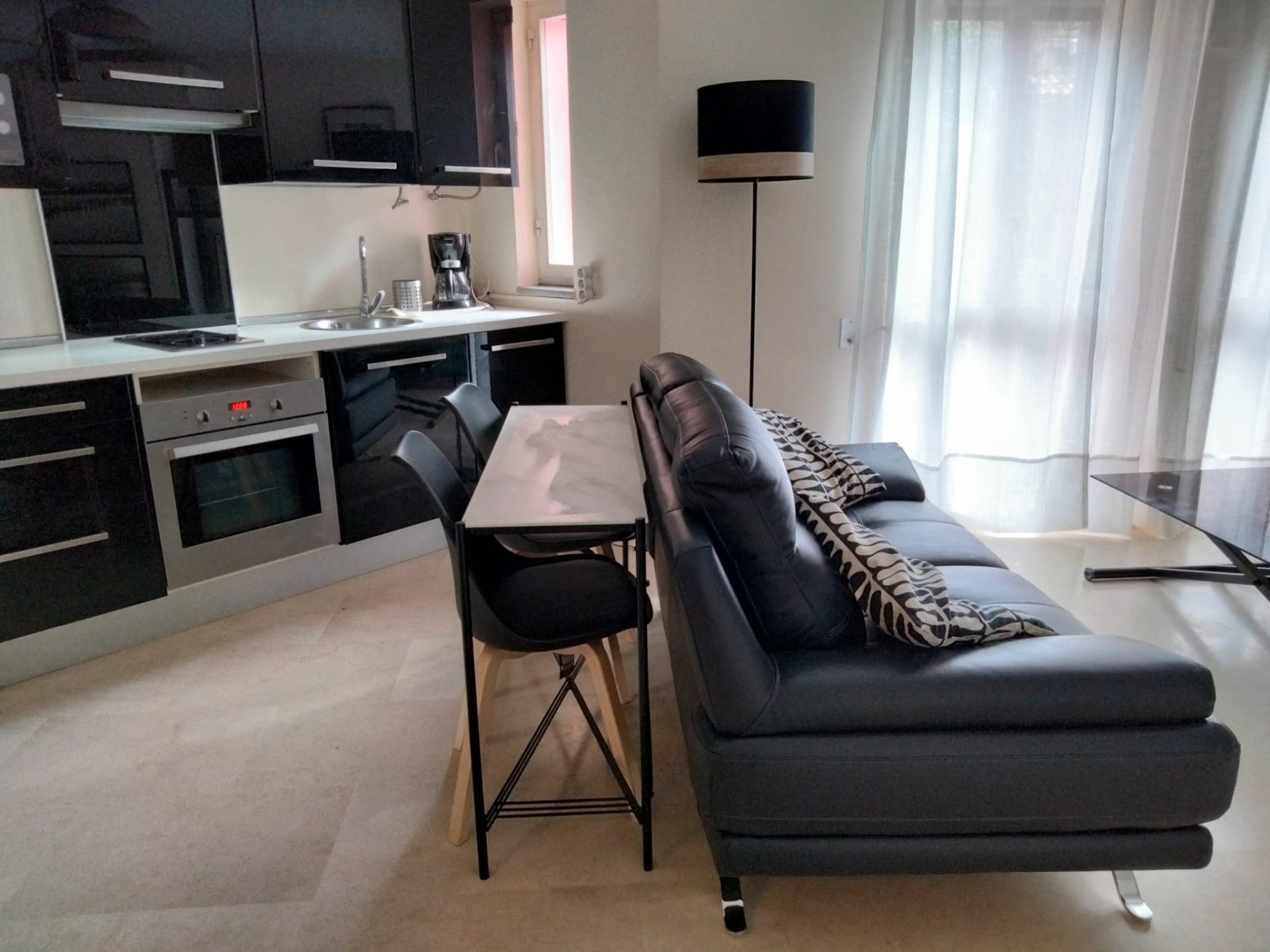 Sala d'estar de Estudi en venda en Sotogrande amb Aire condicionat i Internet