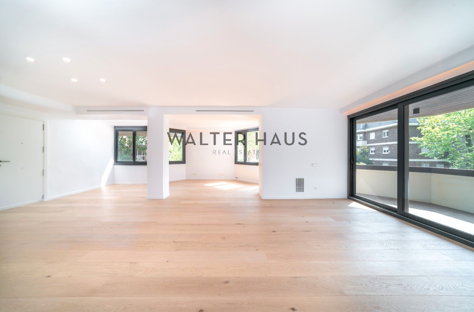 Exterior view of Flat for sale in  Barcelona Capital  with Air Conditioner, Heating and Terrace