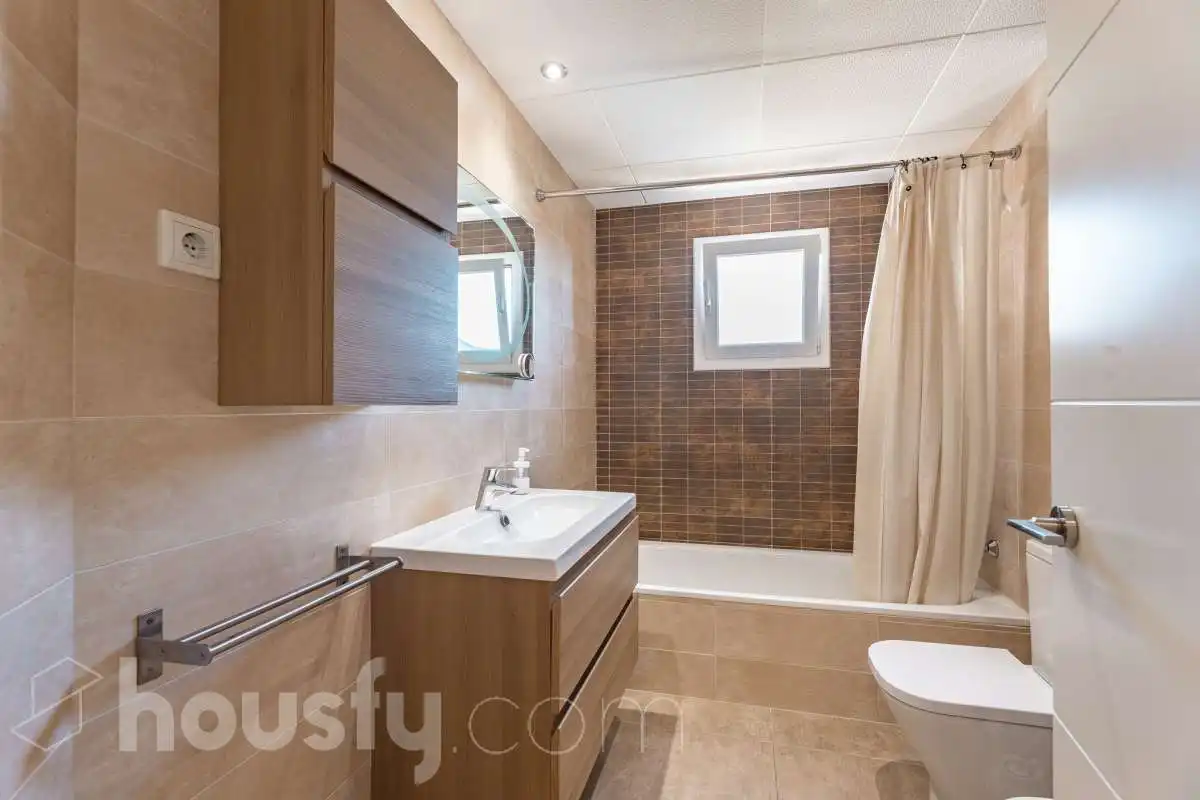 Badezimmer von Wohnung zum Verkauf in Castelldefels mit Klimaanlage, Heizung und Balkon
