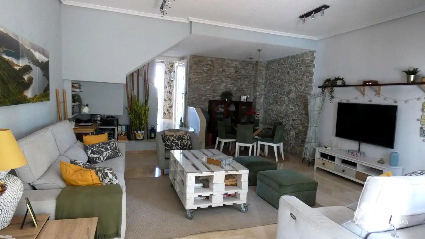 Sala d'estar de Casa adosada en venda en Benalmádena amb Piscina comunitària