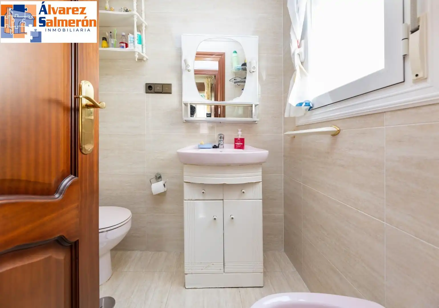 Badezimmer von Wohnung zum Verkauf in Granada mit Möbliert und Balkon