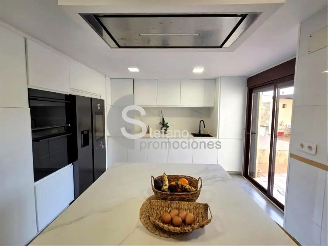 Cuina de Casa adosada en venda en Málaga amb Aire condicionat, Jardí privat i Terrassa