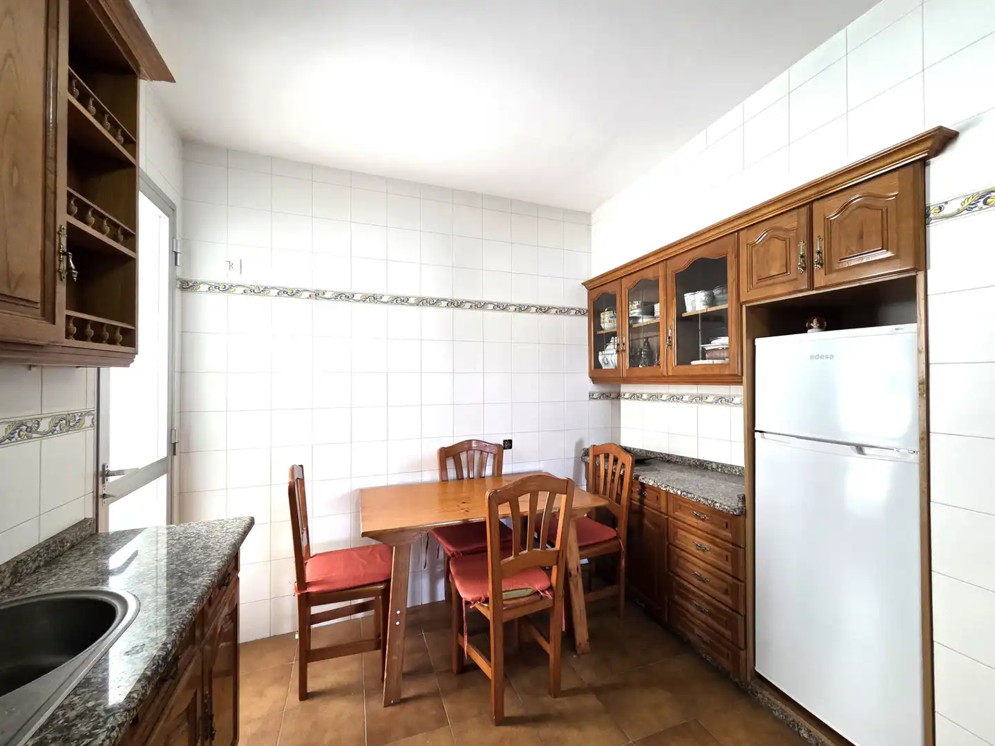 Kitchen of Flat for sale in Sanxenxo  with Parquet flooring, Terrace and Oven