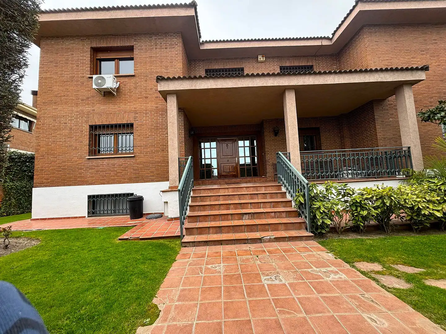 Vista exterior de Casa o xalet en venda en Pozuelo de Alarcón amb Aire condicionat, Calefacció i Jardí privat