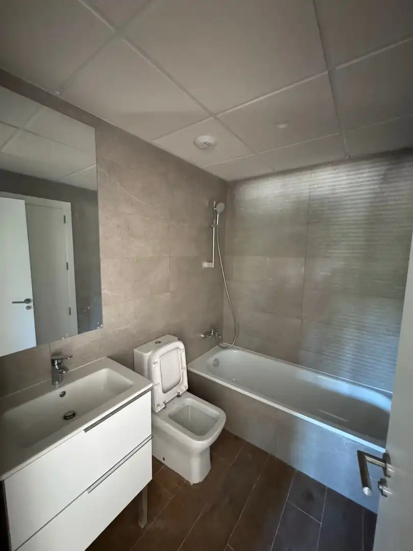 Badezimmer von Wohnungen zur Miete in Estepona mit Klimaanlage, Terrasse und Abstellraum