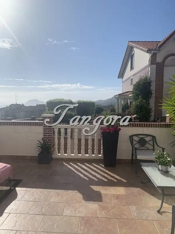 Terrasse von Einfamilien-Reihenhaus zum Verkauf in Castro-Urdiales mit Heizung, Parkett und Terrasse