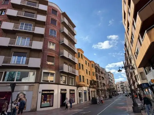 Außenansicht von Wohnungen zum Verkauf in León Capital  mit Parkett