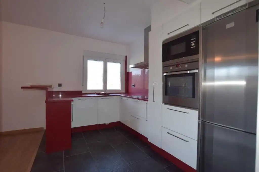 Cuina de Casa o xalet en venda en Cee amb Calefacció, Parquet i Moblat