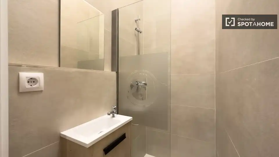 Bathroom of Flat for rent in Barcelona  with Air Conditioner, Heating and Furnished