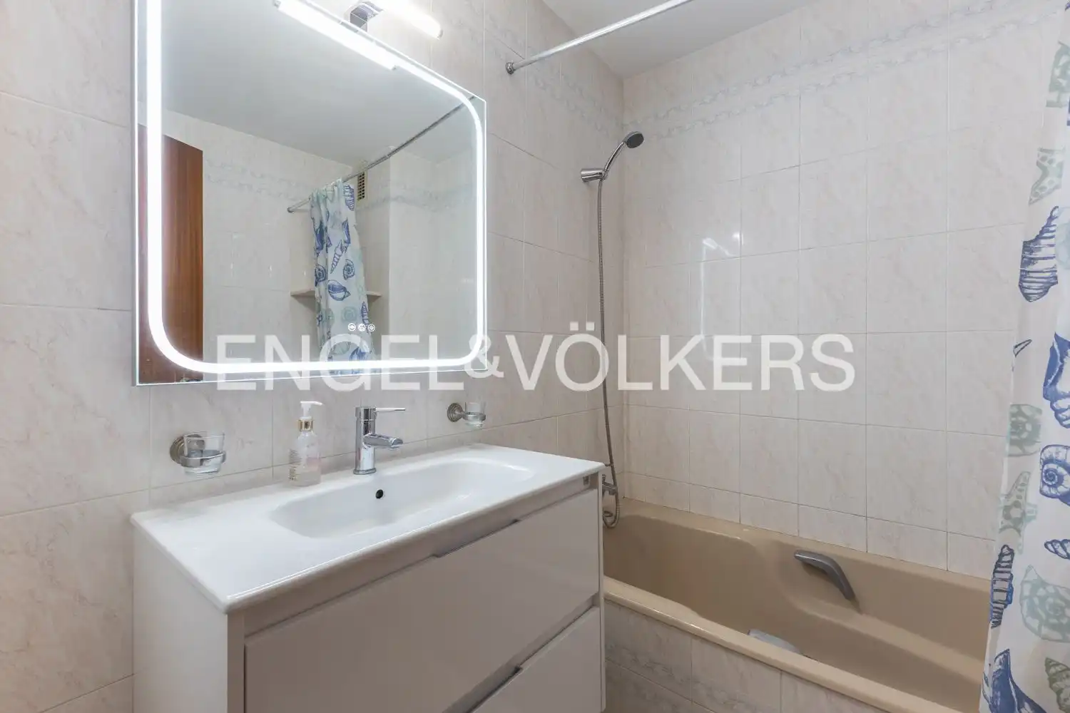 Bathroom of Flat for rent in Valencia  with Air Conditioner, Heating and Terrace