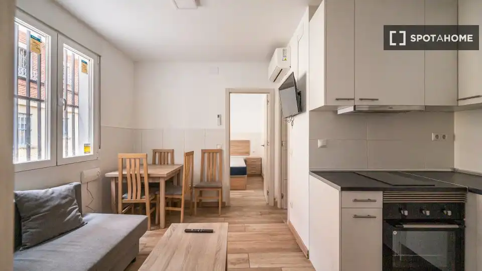 Dormitori de Apartament per a compartir en Madrid amb Aire condicionat, Terrassa i Moblat