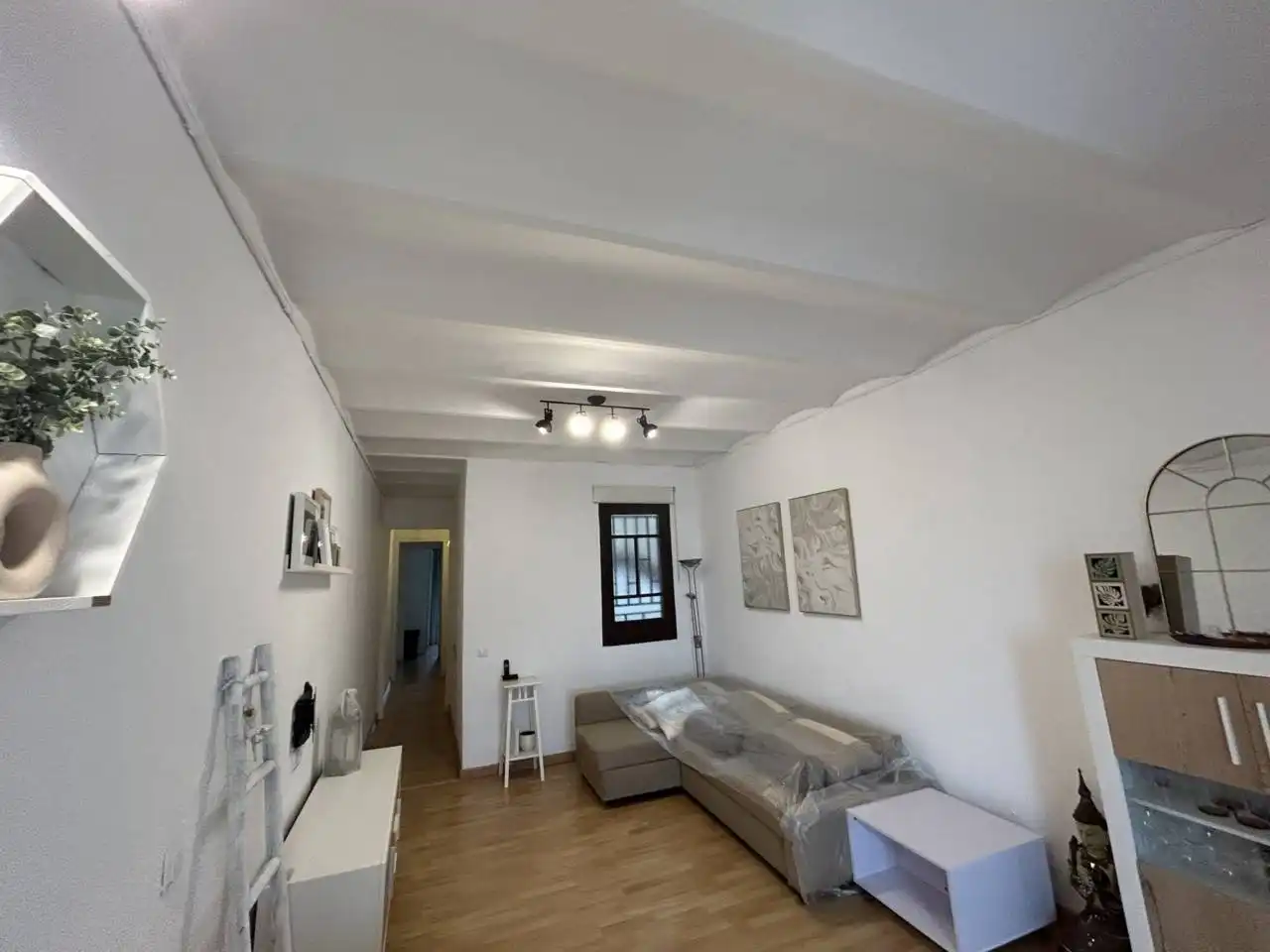 Sala de estar de Piso en venta en  Barcelona Capital con Parquet y Balcón