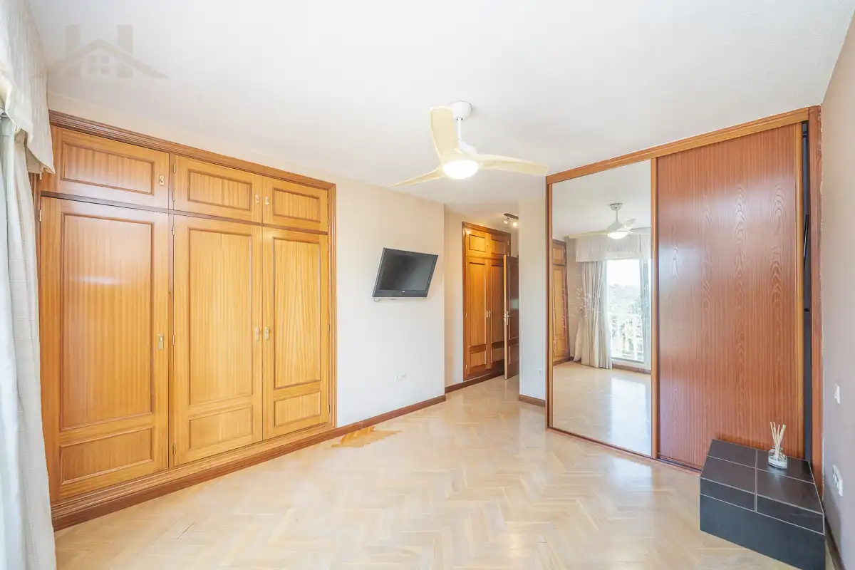 Habitación de Casa adosada en venta en Torrelodones con Aire acondicionado, Calefacción y Jardín privado