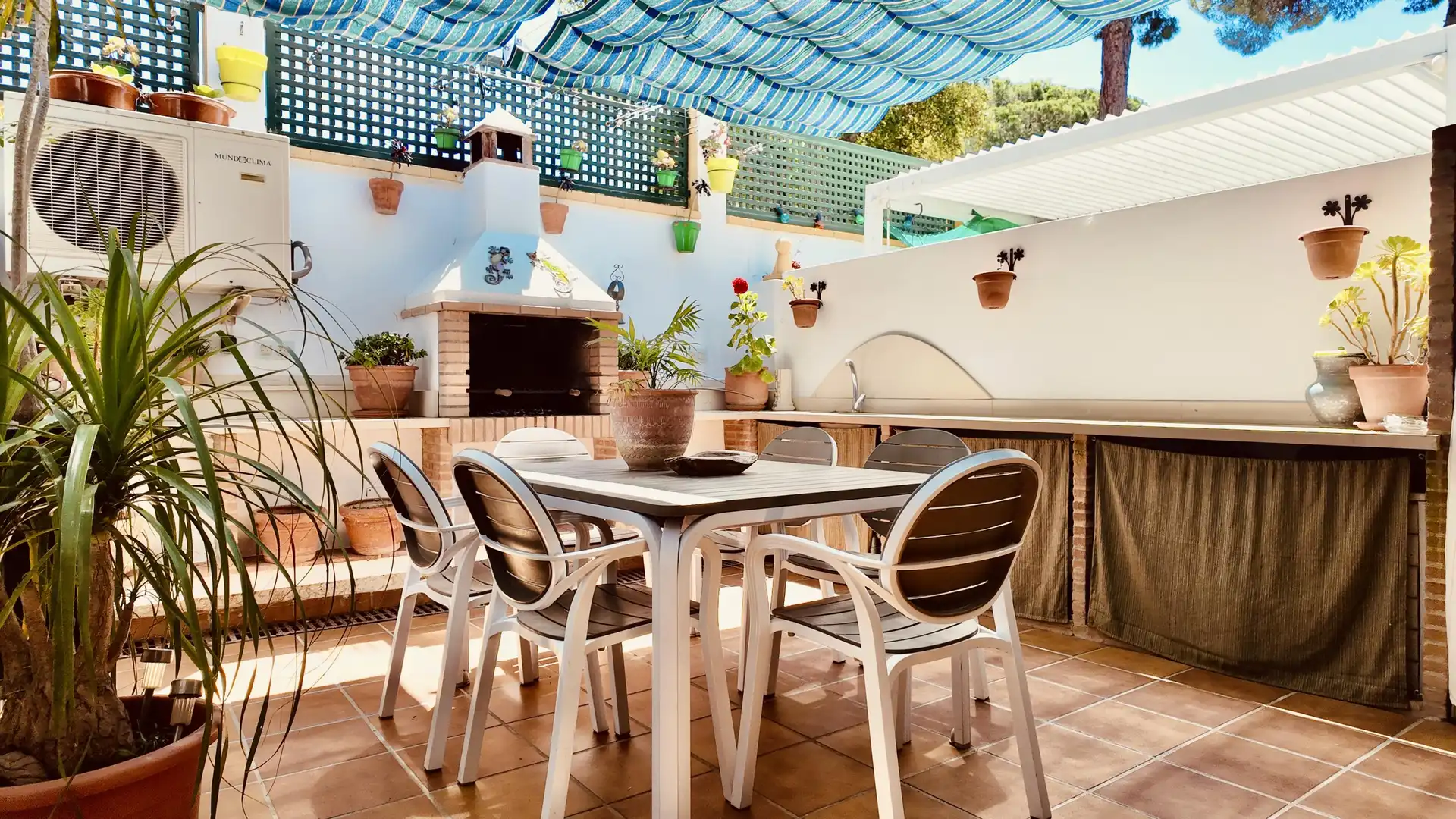 Terraza de Casa adosada en venta en Marbella con Jardín privado, Alarma y Piscina comunitaria