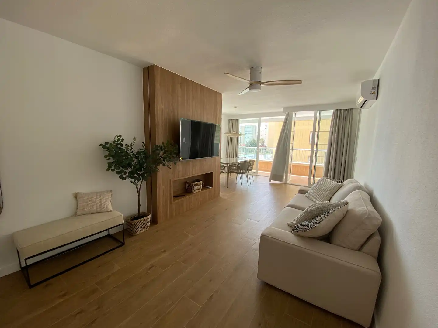 Sala de estar de Piso de alquiler en Alicante / Alacant con Aire acondicionado, Calefacción y Jardín privado