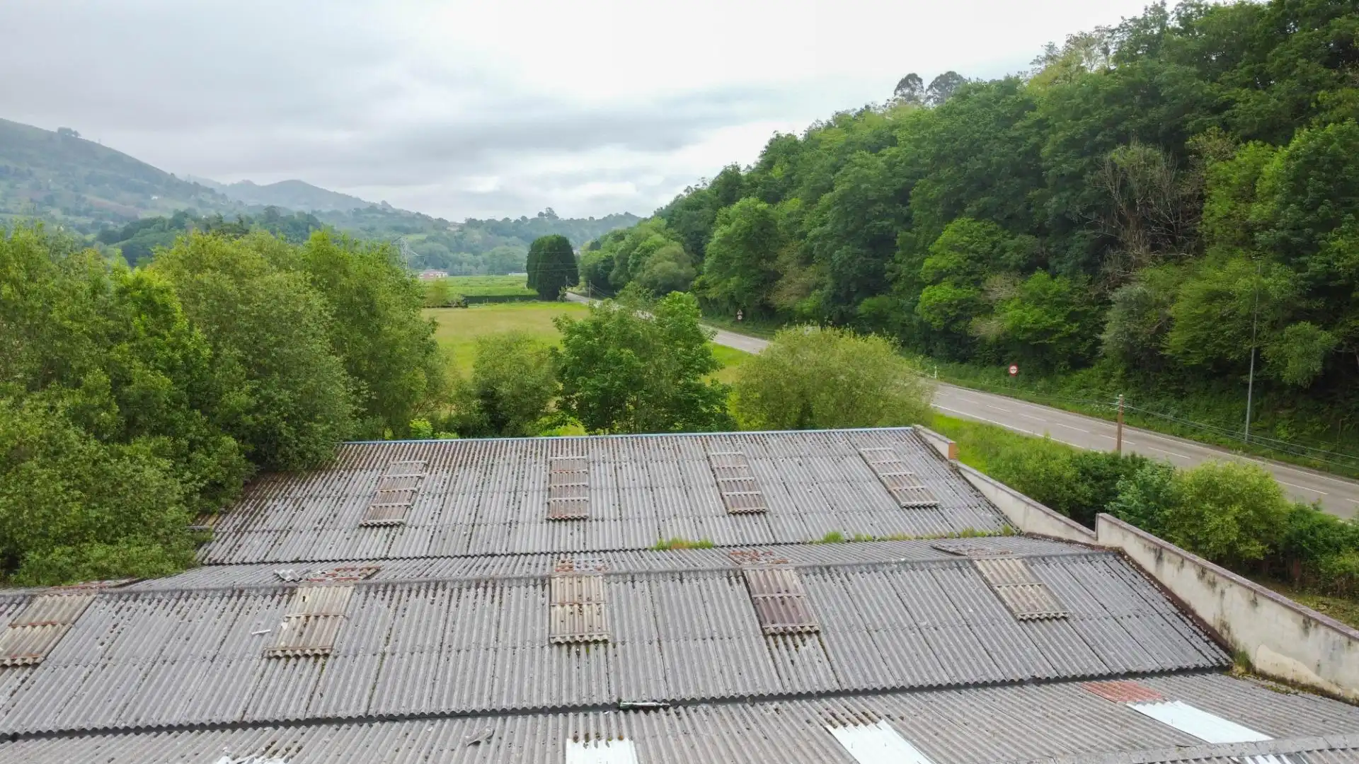 Vista exterior de Nave industrial en venta en Piloña