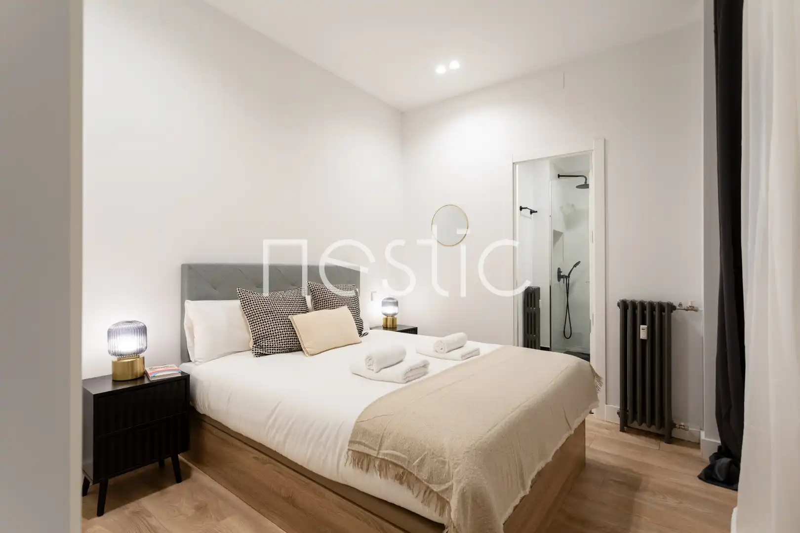 Dormitori de Apartament de lloguer en Madrid amb Aire condicionat, Calefacció i Moblat