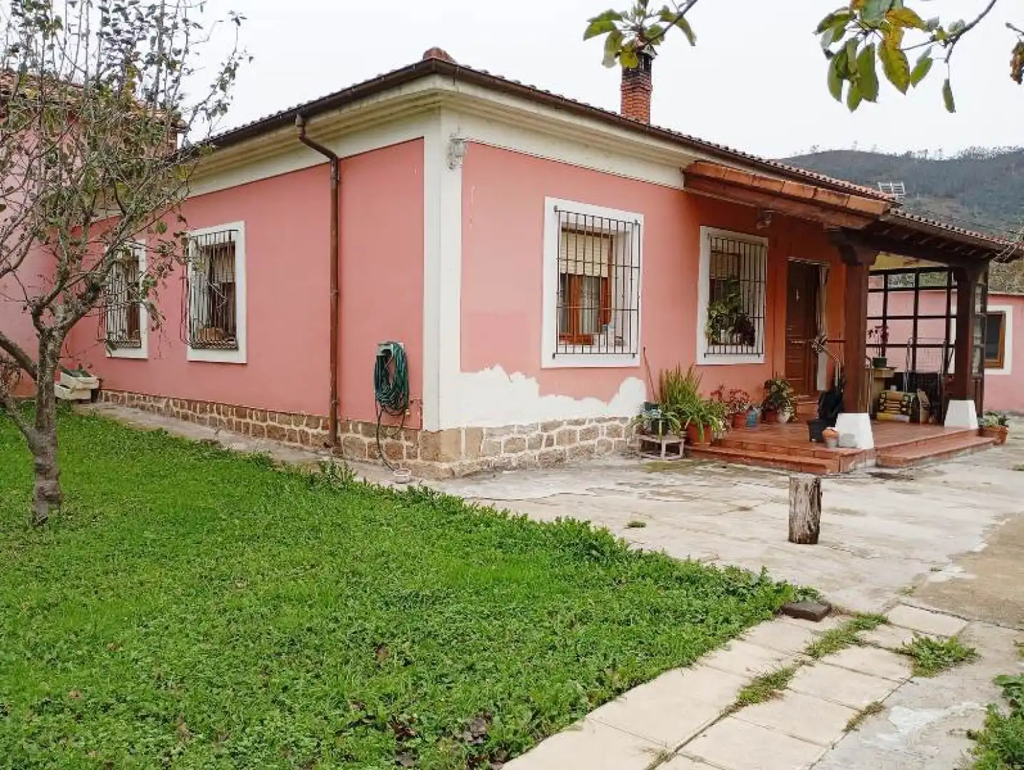 Vista exterior de Casa o chalet en venta en Los Corrales de Buelna  con Calefacción, Jardín privado y Terraza