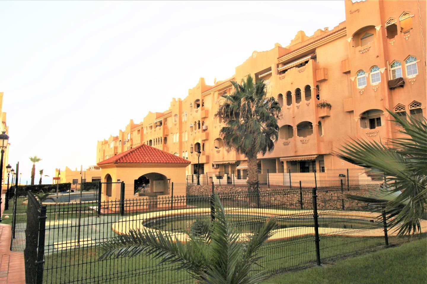 Vista exterior de Pis de lloguer en  Almería Capital amb Aire condicionat, Moblat i Piscina comunitària