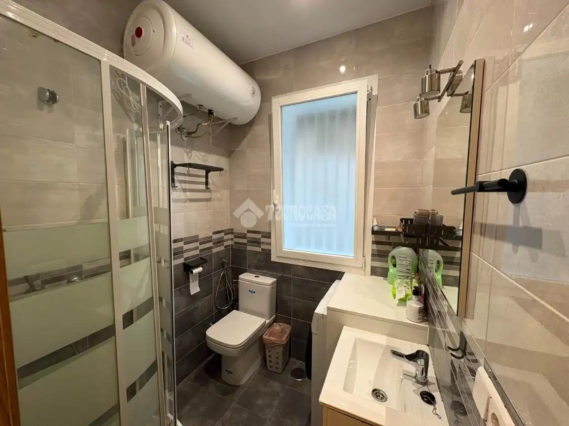 Bathroom of Flat for sale in Madrid  with Air Conditioner and Furnished