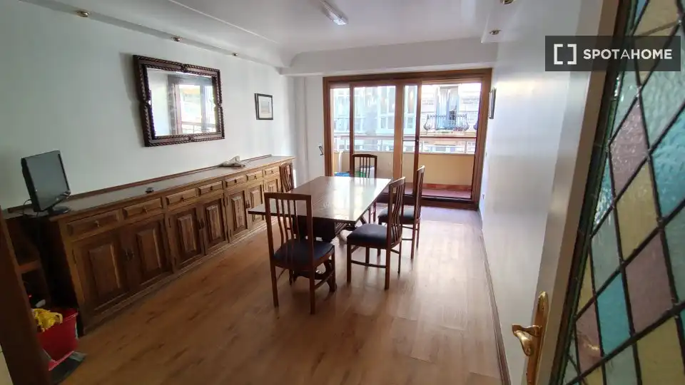 Menjador de Apartament per a compartir en Donostia - San Sebastián  amb Aire condicionat, Terrassa i Moblat