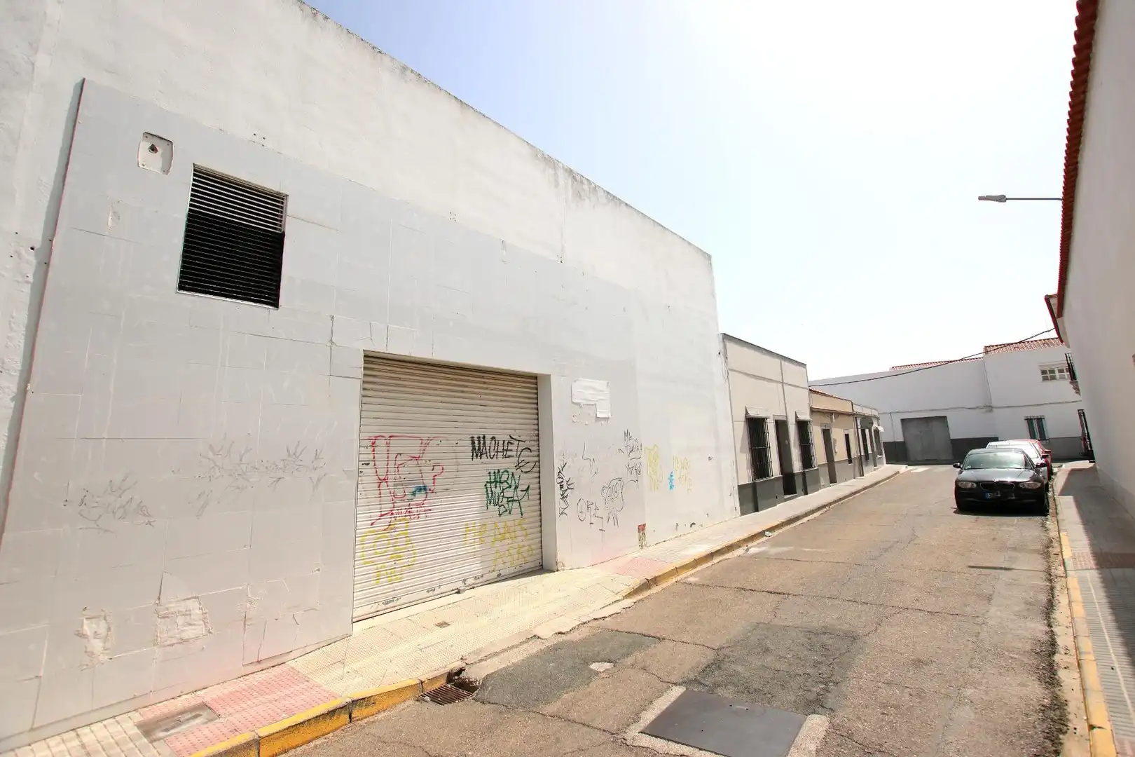 Vista exterior de Local en venda en Puebla de la Calzada amb Aire condicionat