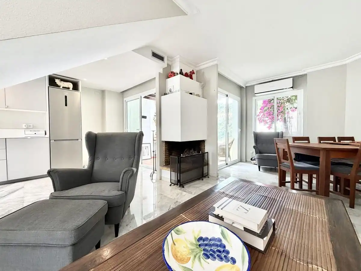 Sala d'estar de Casa adosada en venda en Marbella amb Aire condicionat, Jardí privat i Terrassa
