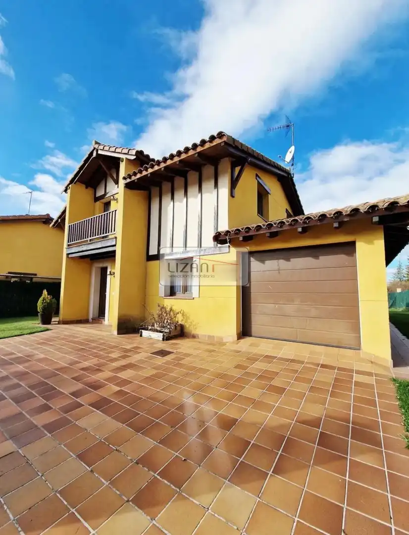 Vista exterior de Casa o chalet en venta en Villaquilambre con Calefacción, Jardín privado y Terraza