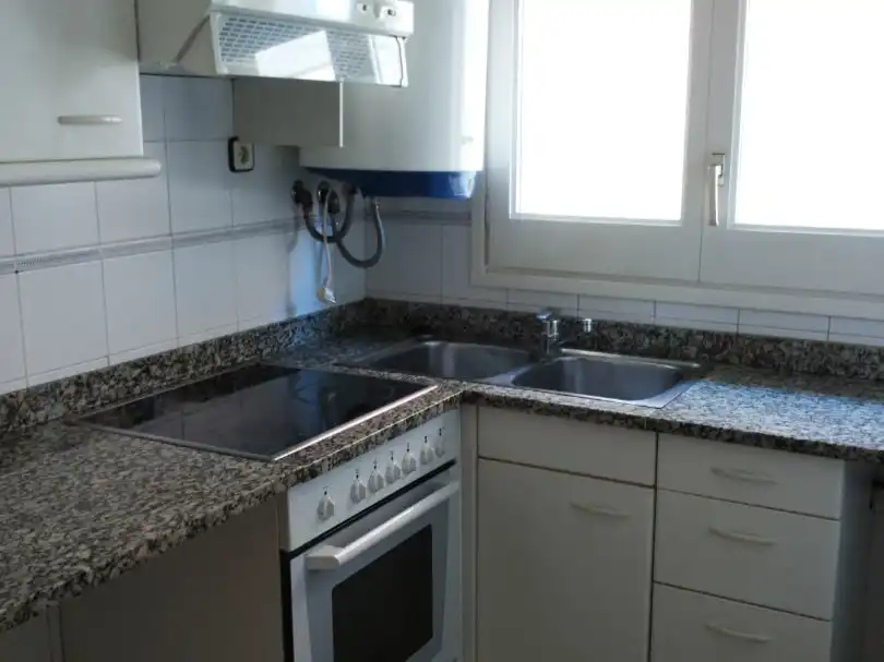 Cuina de Pis de lloguer en Vic amb Calefacció, Terrassa i Moblat