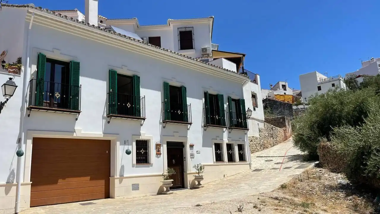 Vista exterior de Casa o xalet en venda en Atajate amb Aire condicionat, Calefacció i Jardí privat