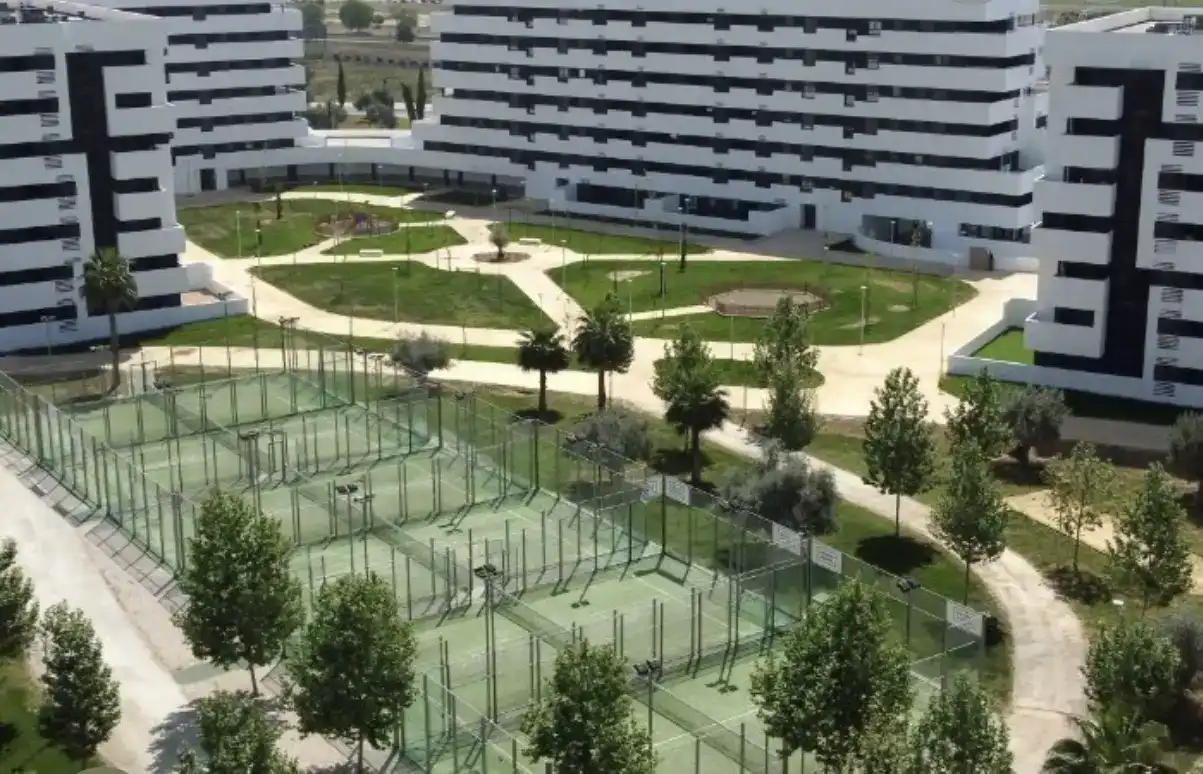 Vista exterior de Pis en venda en  Sevilla Capital amb Aire condicionat i Piscina