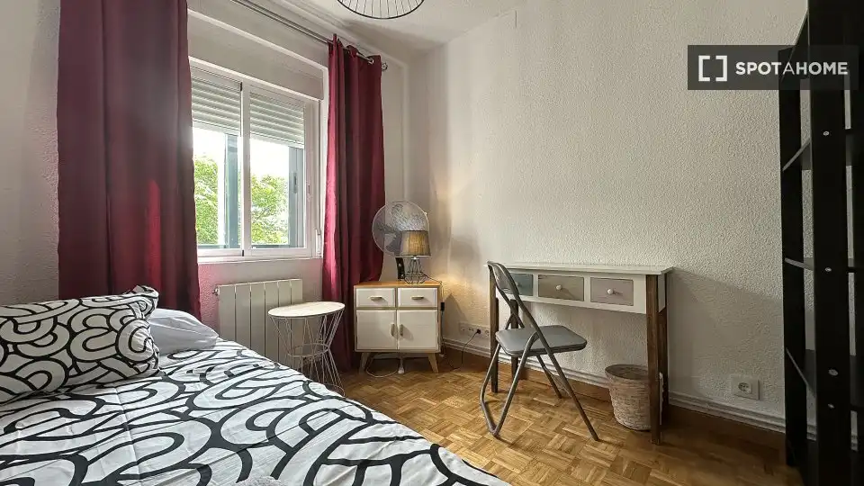 Bedroom of Flat for rent in Madrid  with Air Conditioner, Heating and Furnished