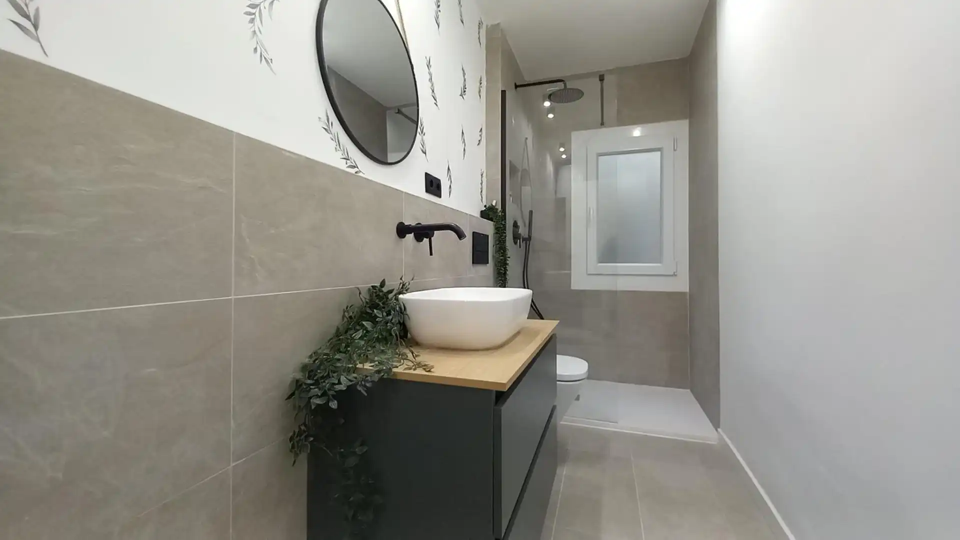 Badezimmer von Wohnung zum Verkauf in Vilanova i la Geltrú mit Parkett