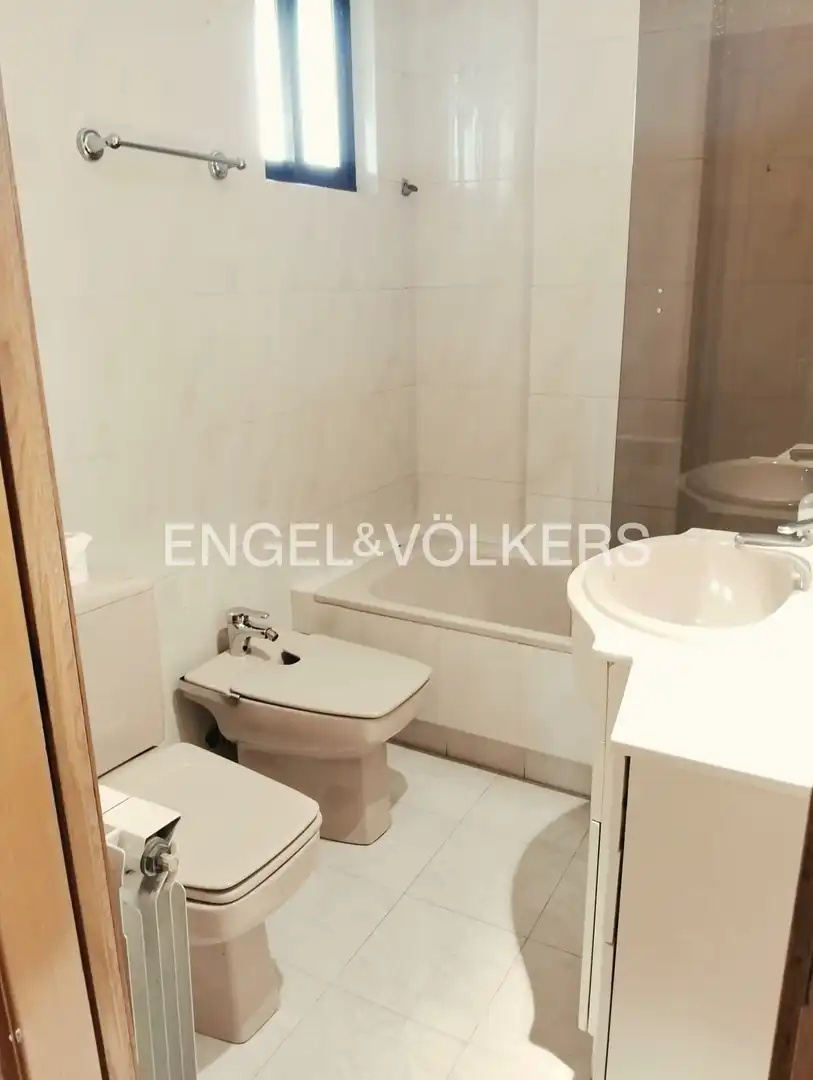 Baño de Piso de alquiler en Madrid con Calefacción, Terraza y Amueblado