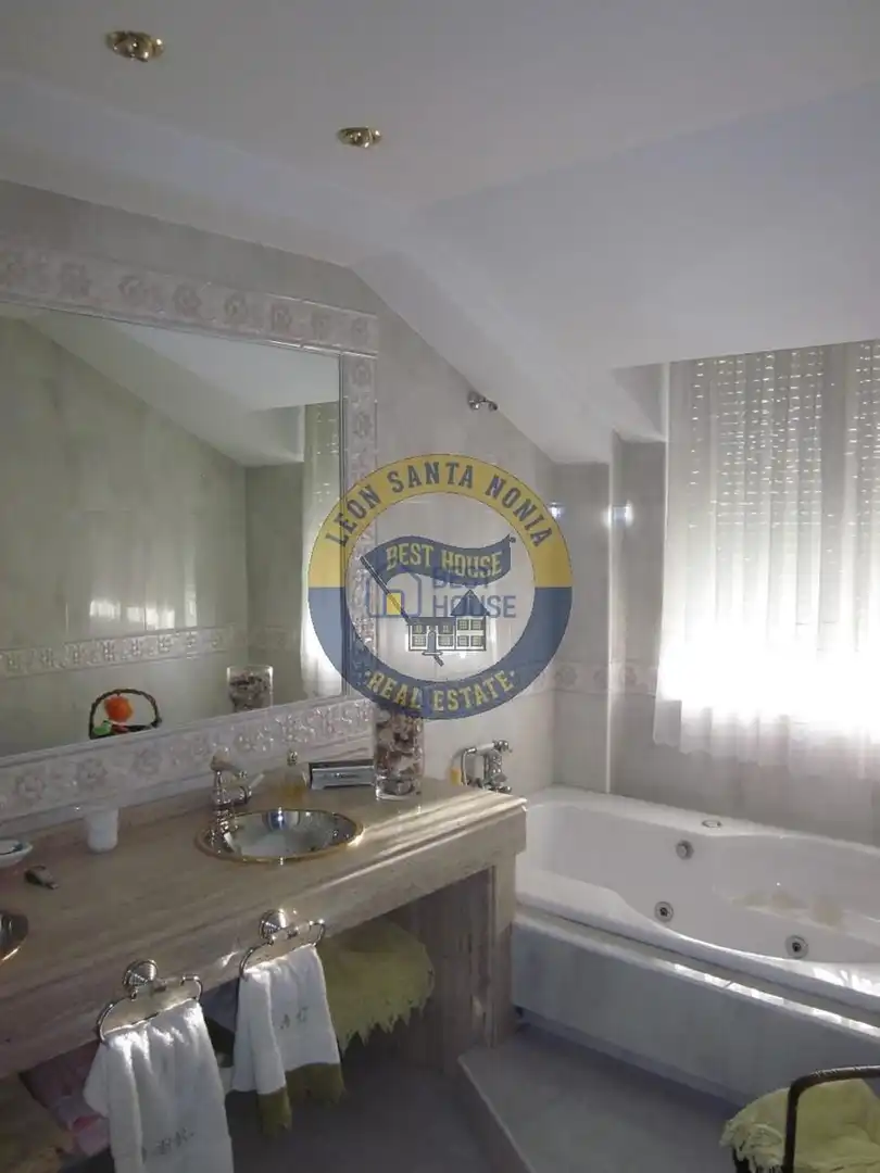 Baño de Casa o chalet en venta en Valdefresno con Calefacción, Jardín privado y Parquet