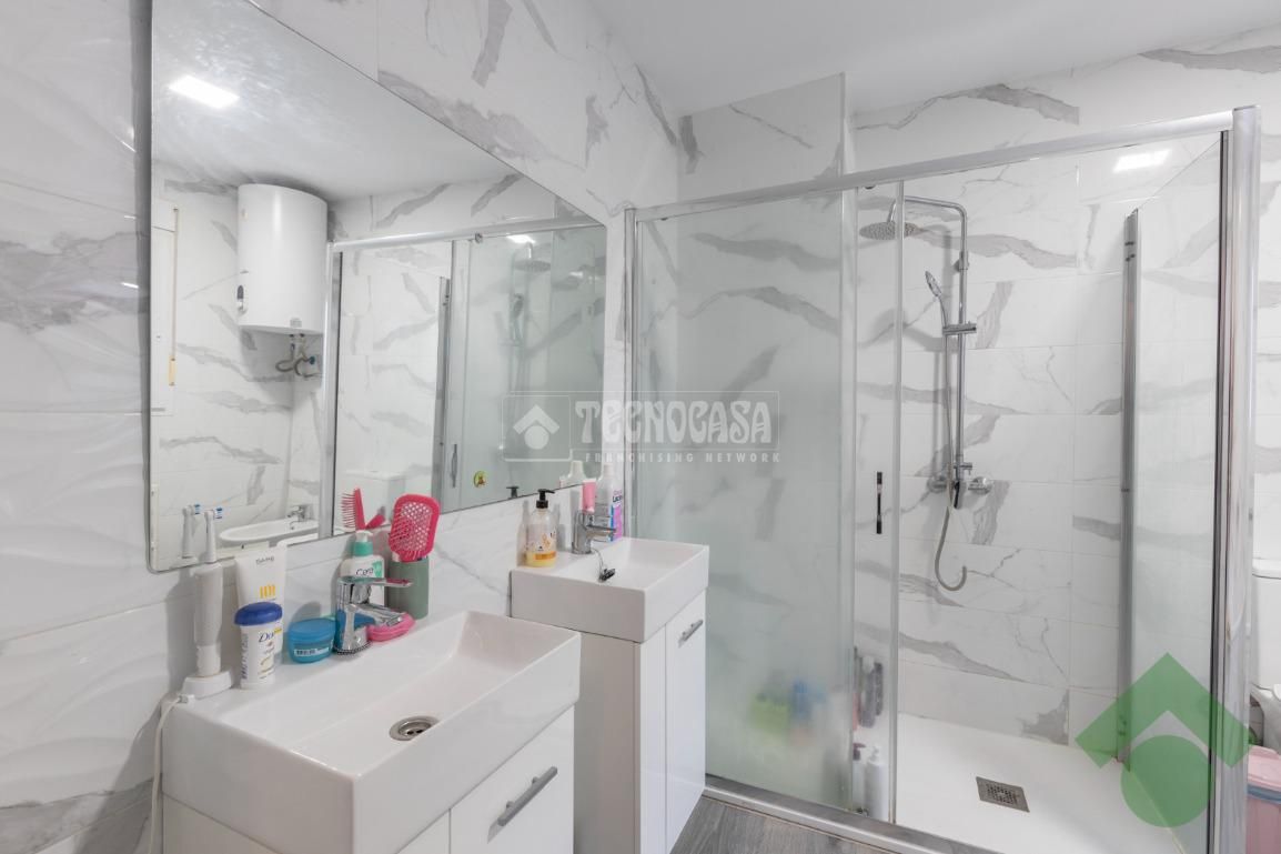 Bathroom of Single-family semi-detached for sale in  Granada Capital  with Terrace