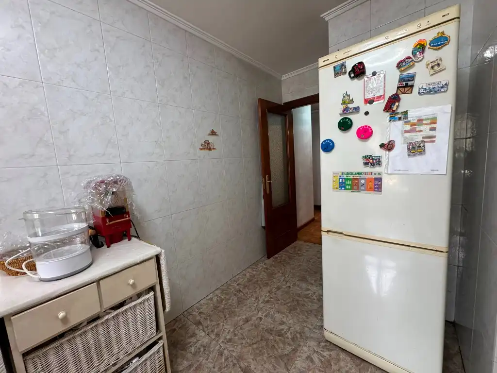 Cuina de Pis en venda en Gijón  amb Calefacció, Parquet i Traster