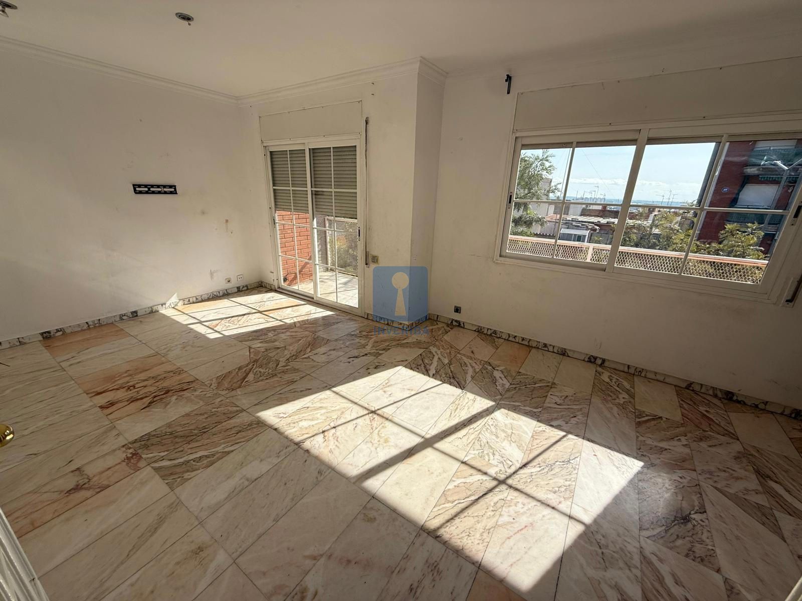 Vista exterior de Dúplex en venda en Viladecans amb Calefacció, Terrassa i Alarma