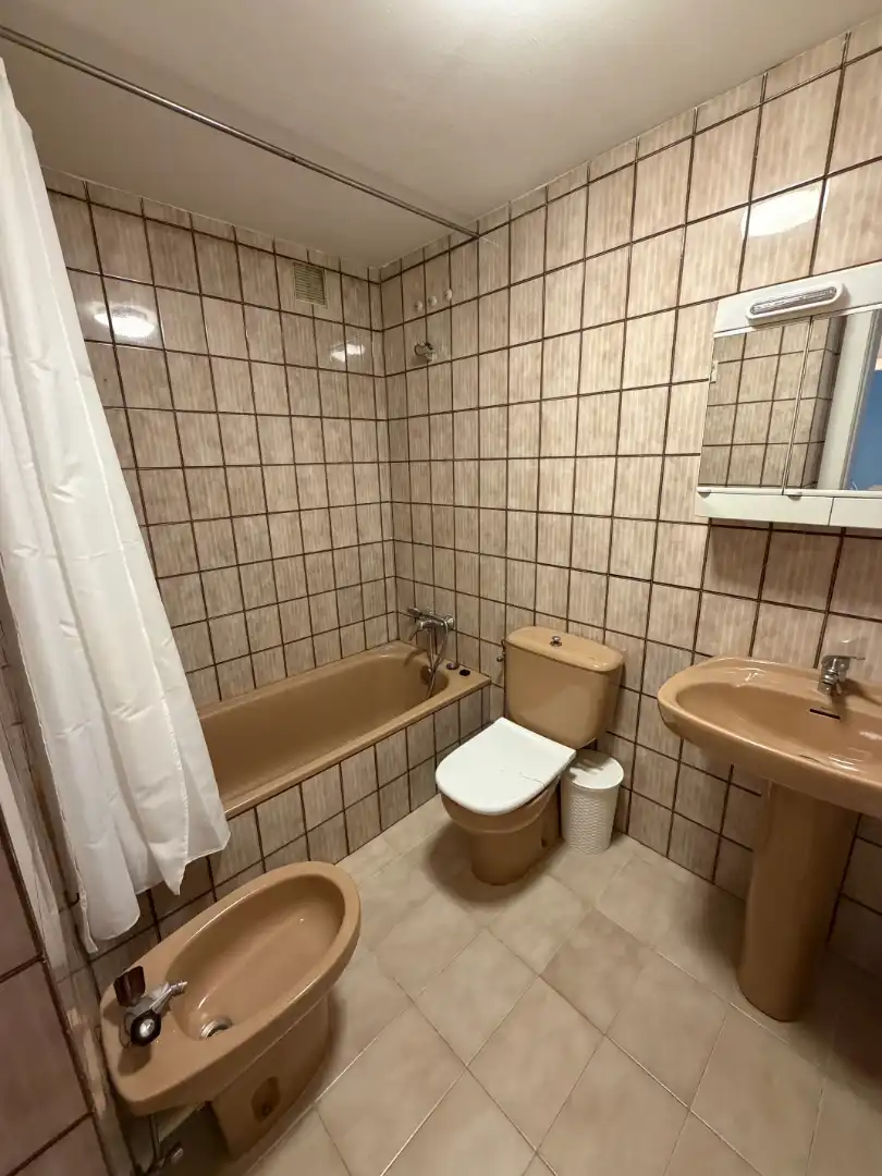 Badezimmer von Wohnung zur Miete in Oviedo  mit Heizung, Parkett und Abstellraum