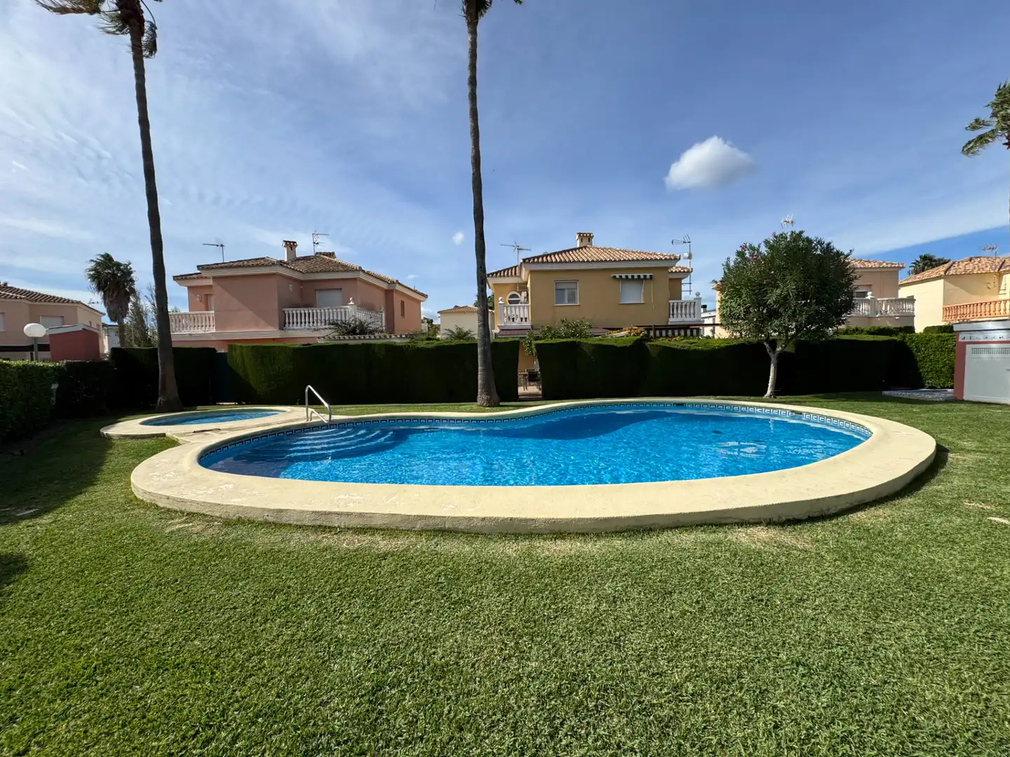 Piscina de Casa adosada en venda en Oliva amb Aire condicionat, Calefacció i Jardí privat