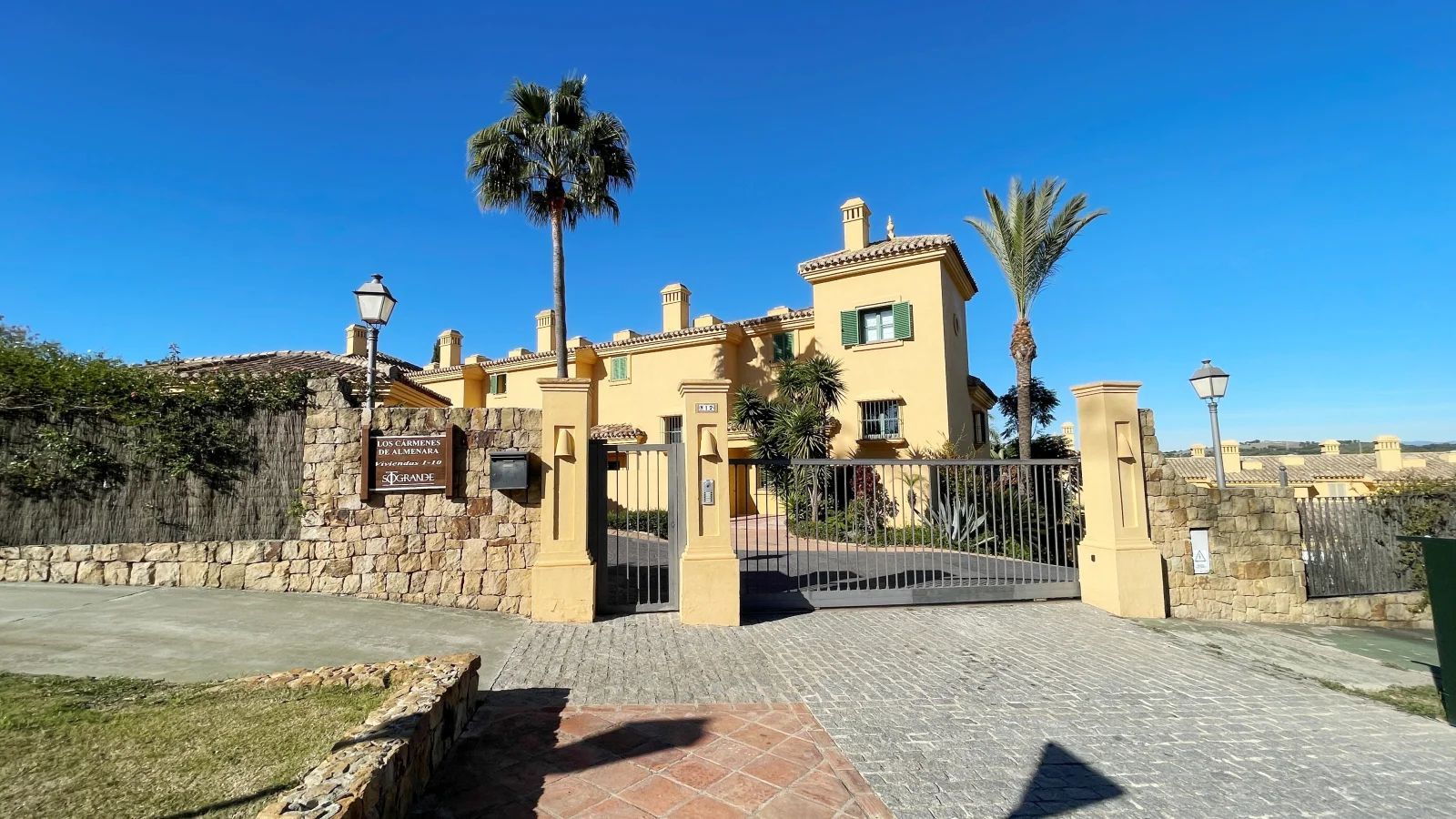 Vista exterior de Casa adosada en venta en Sotogrande con Terraza, Balcón y Piscina comunitaria