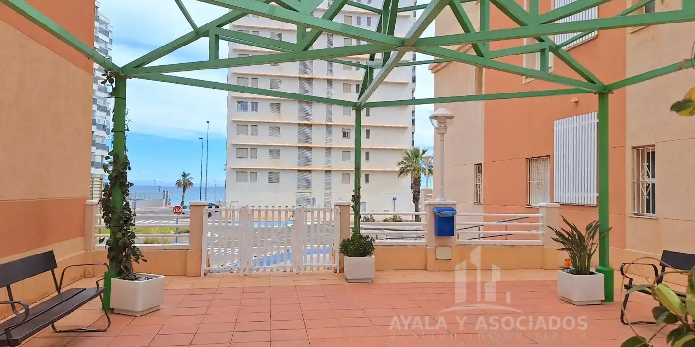 Vista exterior de Piso en venta en La Manga del Mar Menor con Terraza, Trastero y Piscina comunitaria