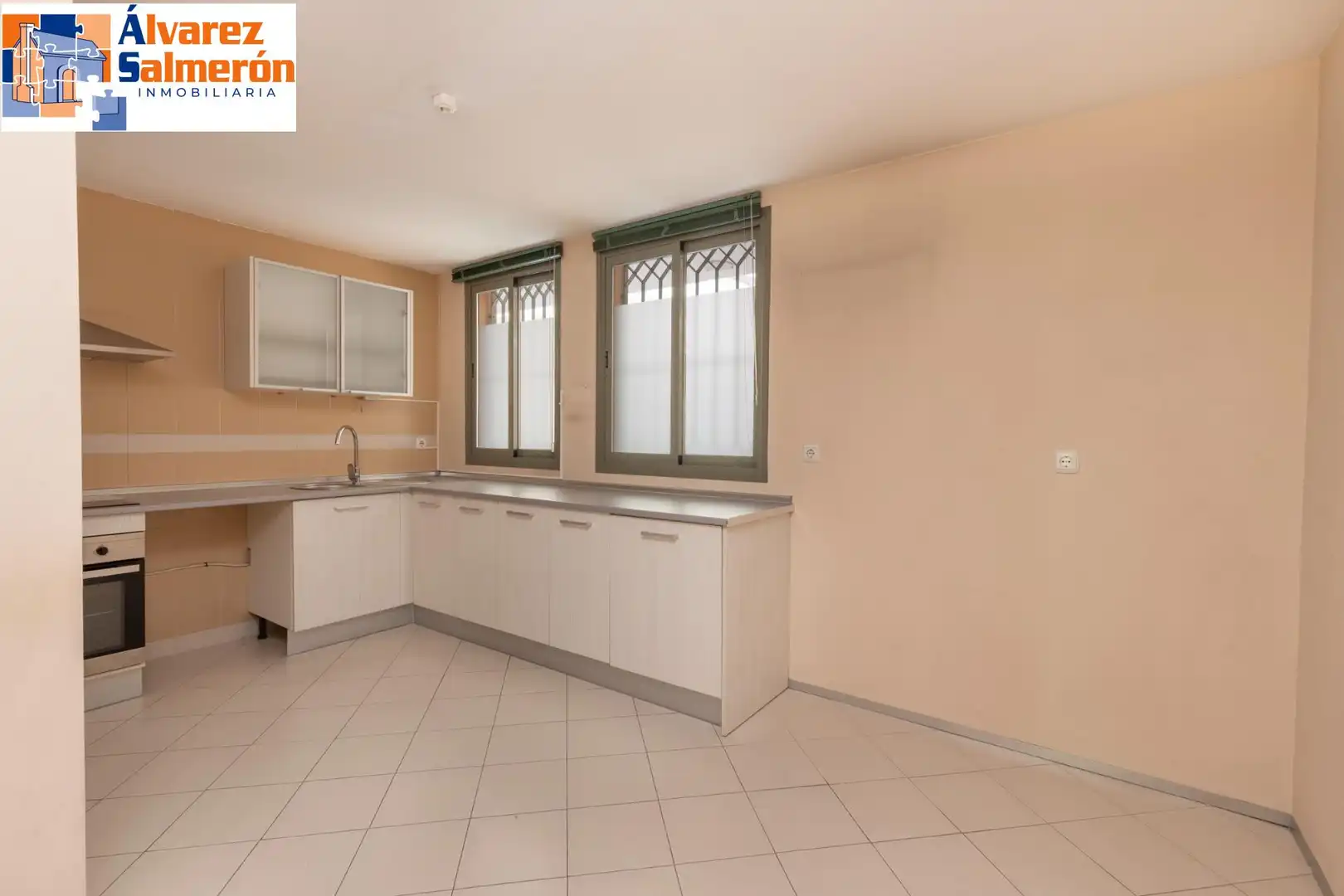 Kitchen of Flat for sale in Granada  with Air Conditioner and Heating