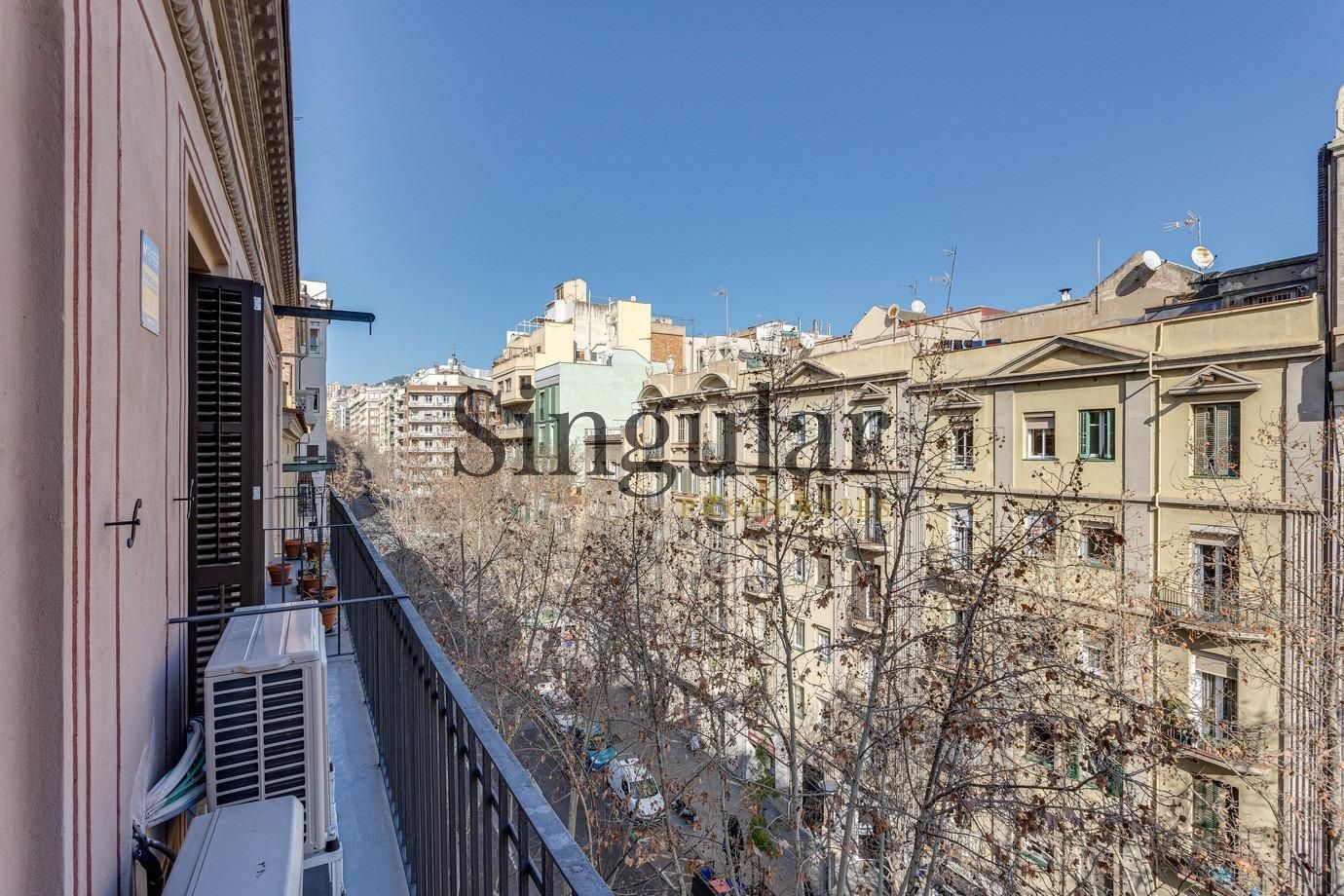 Vista exterior de Pis en venda en  Barcelona Capital amb Aire condicionat, Calefacció i Jardí privat