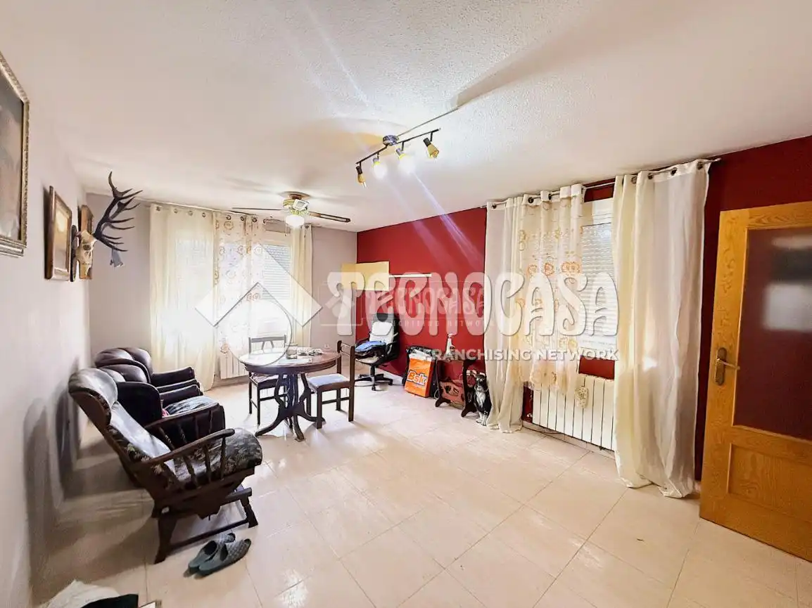 Casa adosada en venta en Huete con Calefacción, Amueblado y Piscina comunitaria