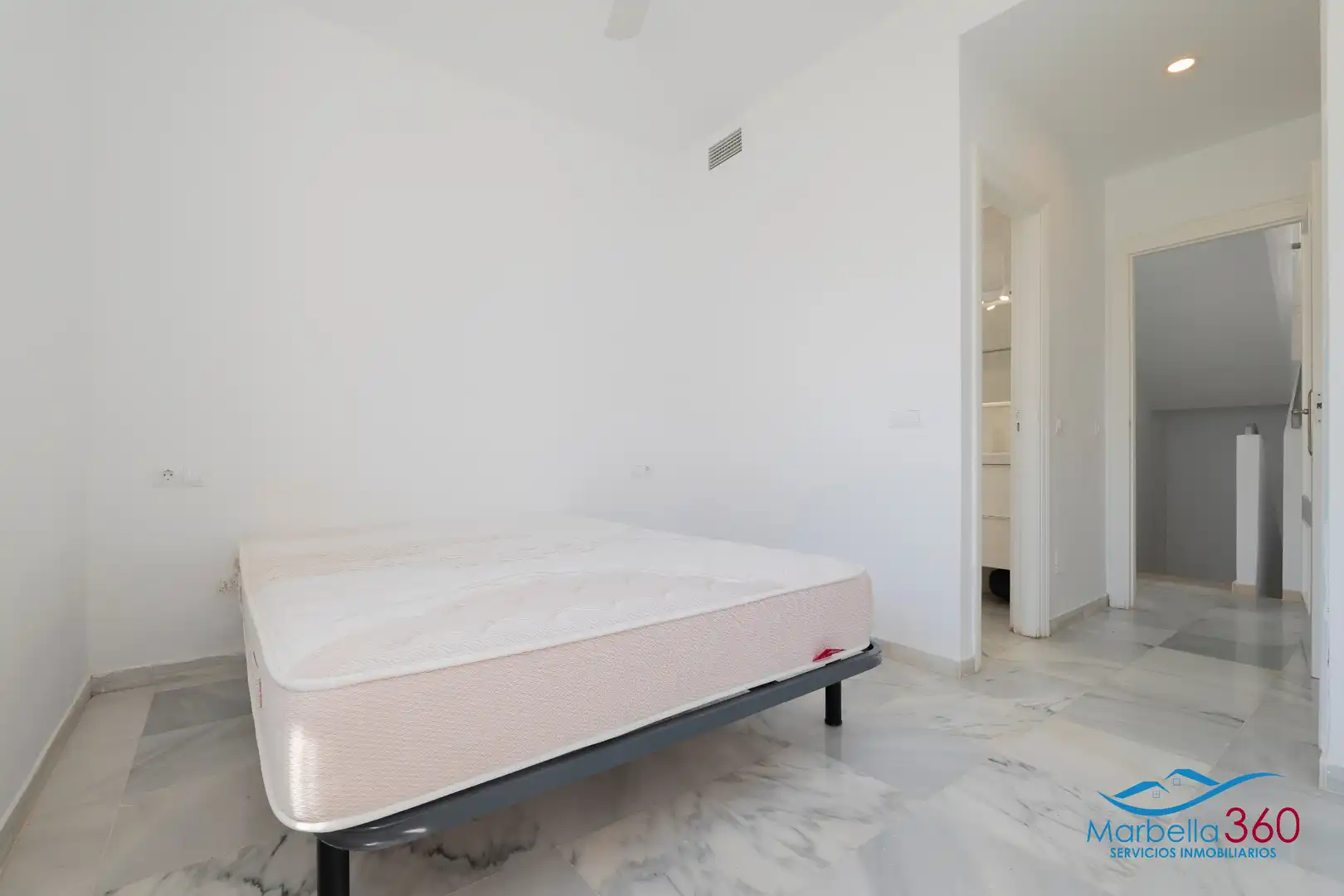 Dormitori de Casa o xalet en venda en Marbella amb Aire condicionat, Jardí privat i Terrassa