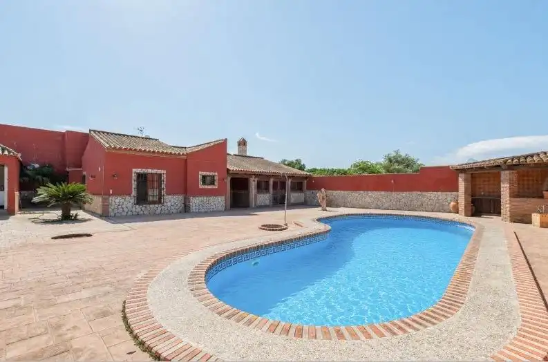 Vista exterior de Casa o chalet en venta en La Línea de la Concepción con Terraza, Trastero y Piscina