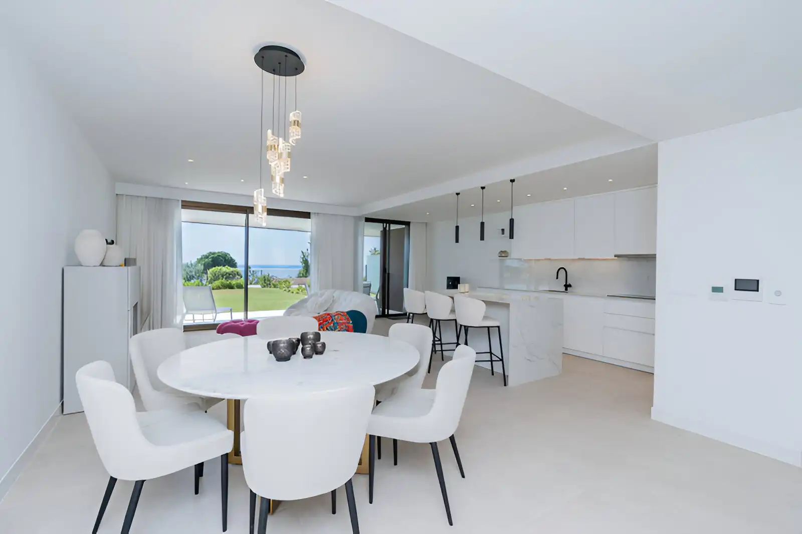 Esszimmer von Erdgeschoss zum Verkauf in Casares mit Klimaanlage, Privatgarten und Terrasse