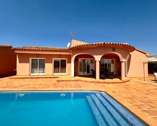 Vista exterior de Casa o xalet en venda en La Nucia amb Aire condicionat, Terrassa i Piscina